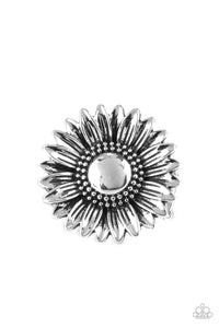 Farmstead Fashion - Silver Daisy Ring - Sabrina's Bling Collection